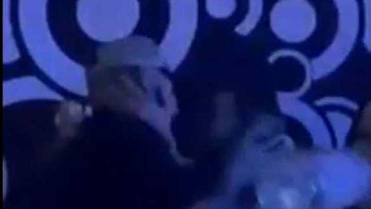 Néstor Ortigoza, denuncia por su expareja por violencia de género, fue filmado en un local bailable besándose con Rocío Oliva, expareja de Diego Maradona. Néstor Ortigoza, denuncia por su expareja por violencia de género, fue filmado en un local bailable besándose con Rocío Oliva, expareja de Diego Maradona.