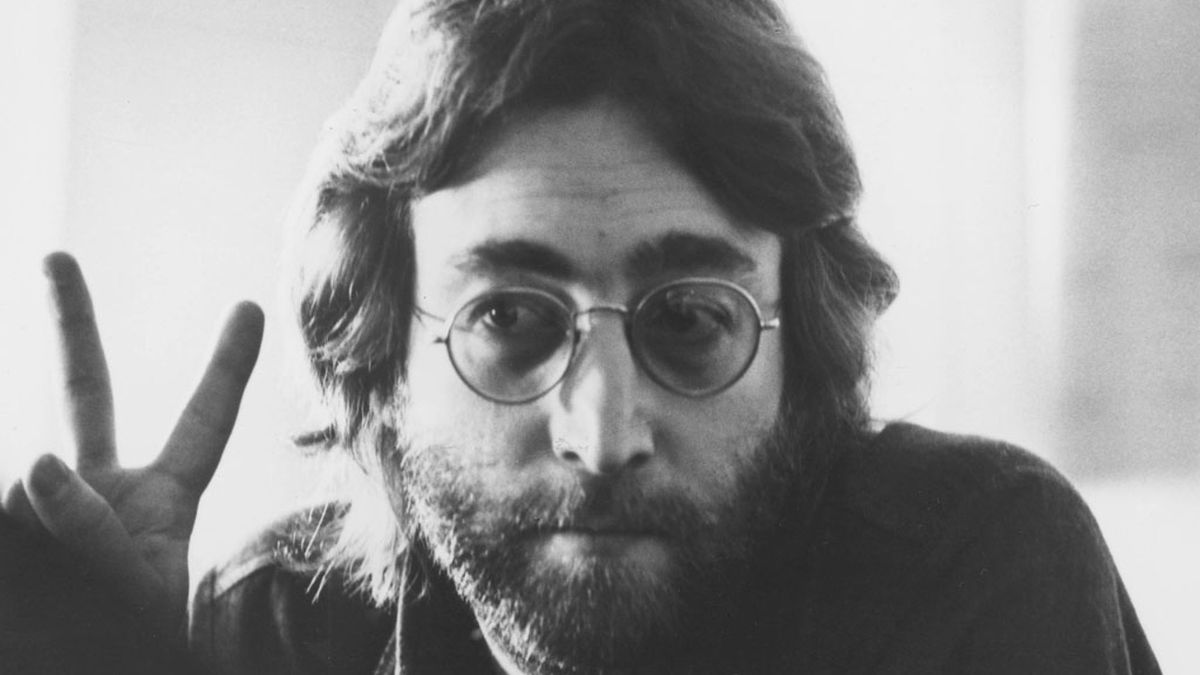 John Lennon, co-líder de The Beatles, activista y esposo de Yoko Ono, hubiera cumplido 84 años hoy. Su influencia se mantiene viva a pesar de su trágica muerte.