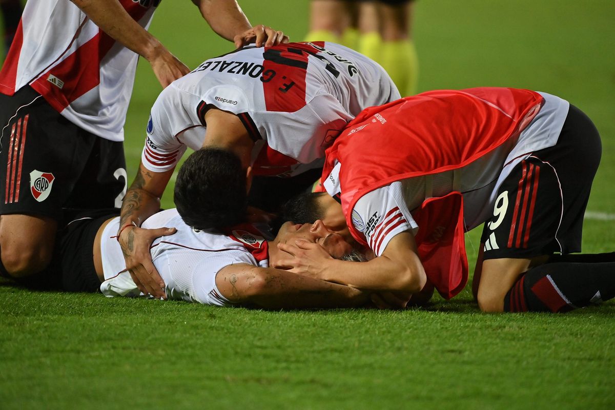 River venció 2 a 1 a Carabobo en Venezuela en una noche caótica de Copa Sudamericana: falló un penal, terminó con Matías Viña como arquero y ganó sobre la hora con un gol de Maximiliano Salas. River venció 2 a 1 a Carabobo en Venezuela en una noche caótica de Copa Sudamericana: falló un penal, terminó con Matías Viña como arquero y ganó sobre la hora con un gol de Maximiliano Salas.