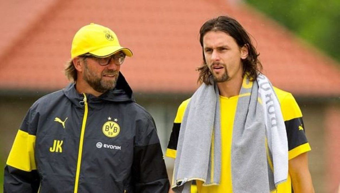 Fue finalista de Champions League y hoy está casi sin dinero por donarlo a África.