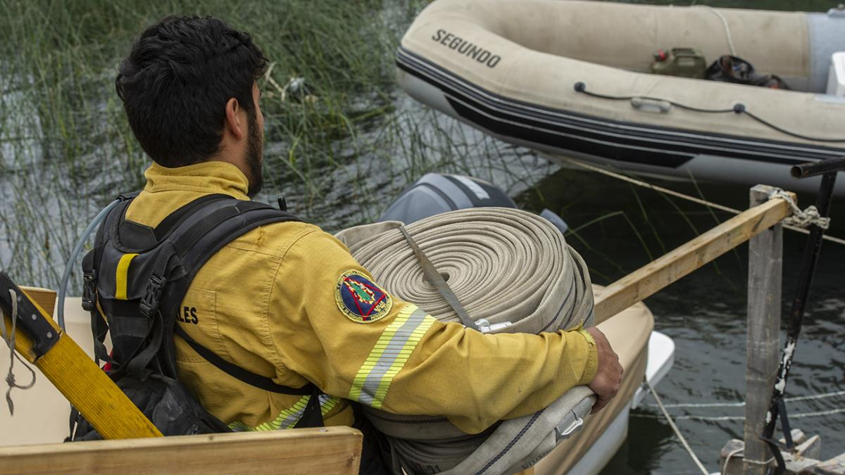 El acceso los incendios en el Brazo Tristeza es vía lacustre. Foto: Télam El acceso los incendios en el Brazo Tristeza es vía lacustre. Foto: Télam