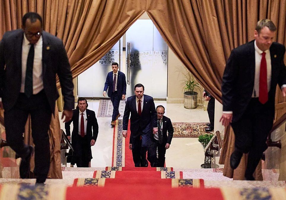 JD Vance, el vice de EE.UU, en la capital de Pakistán. El canal diplomático sigue abierto, pero opaco. JD Vance, el vice de EE.UU, en la capital de Pakistán. El canal diplomático sigue abierto, pero opaco.