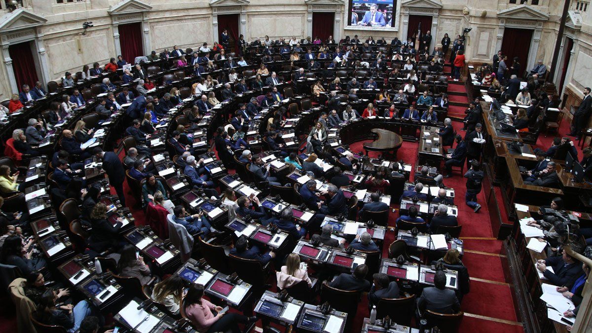 Diputados le dio media sanción a los cambios en la Ley de Alquileres pero el panorama es más complicado en el Senado donde necesitarán convencer a bloques minoritarios, algunos de los cuales suelen votar con el oficialismo. Diputados le dio media sanción a los cambios en la Ley de Alquileres pero el panorama es más complicado en el Senado donde necesitarán convencer a bloques minoritarios, algunos de los cuales suelen votar con el oficialismo.