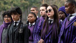 Esta nueva serie sobre Merlina en Netflix, explota al máximo personajes sobrenaturales: Vampiros, sirenas, licántropos y górgonas, con el sello Tim Burton por todas partes