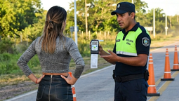 Una panelista de El Trece dio positivo en un control de alcoholemia. Y aunque reconoció el error, no convenció con su explicación y en las redes la mataron. Foto: Gemini Una panelista de El Trece dio positivo en un control de alcoholemia. Y aunque reconoció el error, no convenció con su explicación y en las redes la mataron. Foto: Gemini