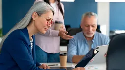Los adultos mayores ocupan cada vez más un mayor porcentaje de la población, en un contexto dinámico de cambio en los empleos por la incorporación de IA. En los próximos 10 años se verán afectados el empleo y las jubilaciones.