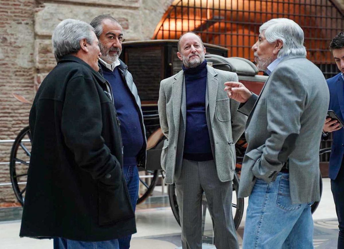 03/08/2022: El jefe de Gabinete de la provincia de Buenos Aires, Martín Insaurralde, conversa con el secretario general de Camioneros, Hugo Moyano; y los titulares de la CGT, Carlos Acuña y Héctor Daer, esperando la presentación del nuevo ministro de Economía, Sergio Massa. Foto NA