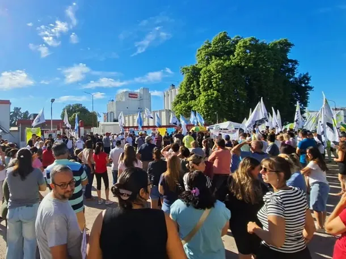 Alrededor de 700 trabajadores de la planta ubicada en Boulogne aseguraron que recibieron telegramas para no presentarse a trabajar, mientras advierten que la producción se encuentra paralizada. Alrededor de 700 trabajadores de la planta ubicada en Boulogne aseguraron que recibieron telegramas para no presentarse a trabajar, mientras advierten que la producción se encuentra paralizada.