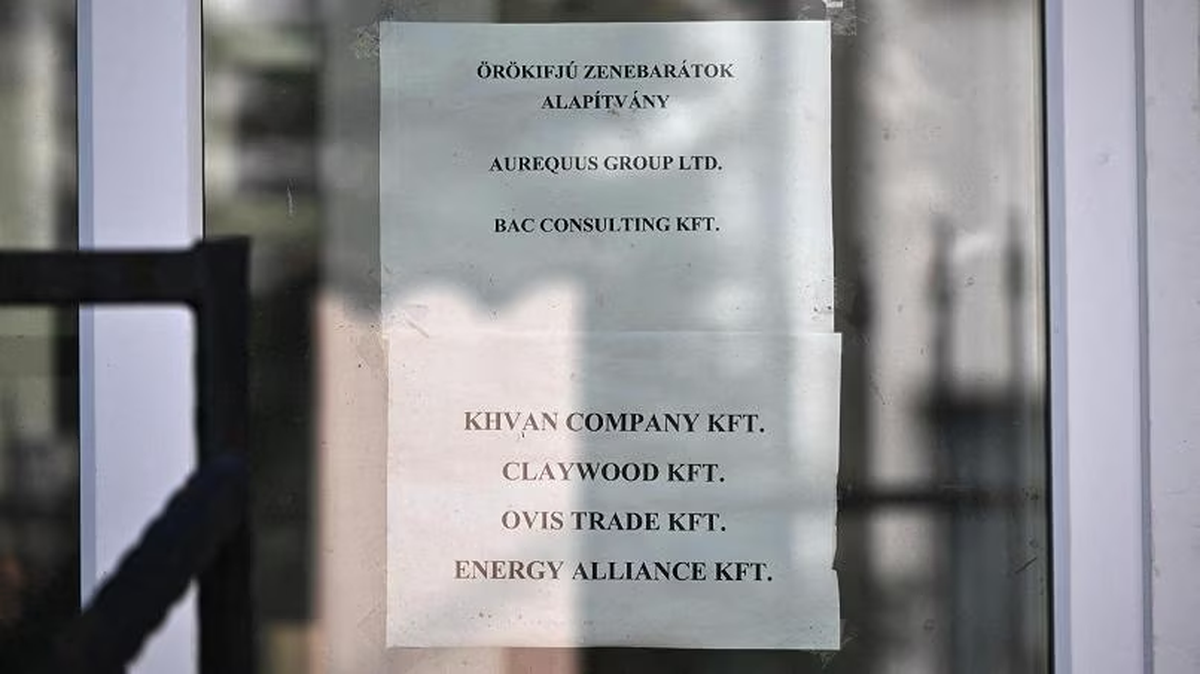 El nombre de la empresa estaba escrito en la puerta de cristal en una hoja A4. El nombre de la empresa estaba escrito en la puerta de cristal en una hoja A4.