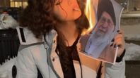 Imágen viral de una mujer iraní quemando una fotografía del ayatollah Ali Khamenei, líder de la teocracia en caída. Imágen viral de una mujer iraní quemando una fotografía del ayatollah Ali Khamenei, líder de la teocracia en caída.