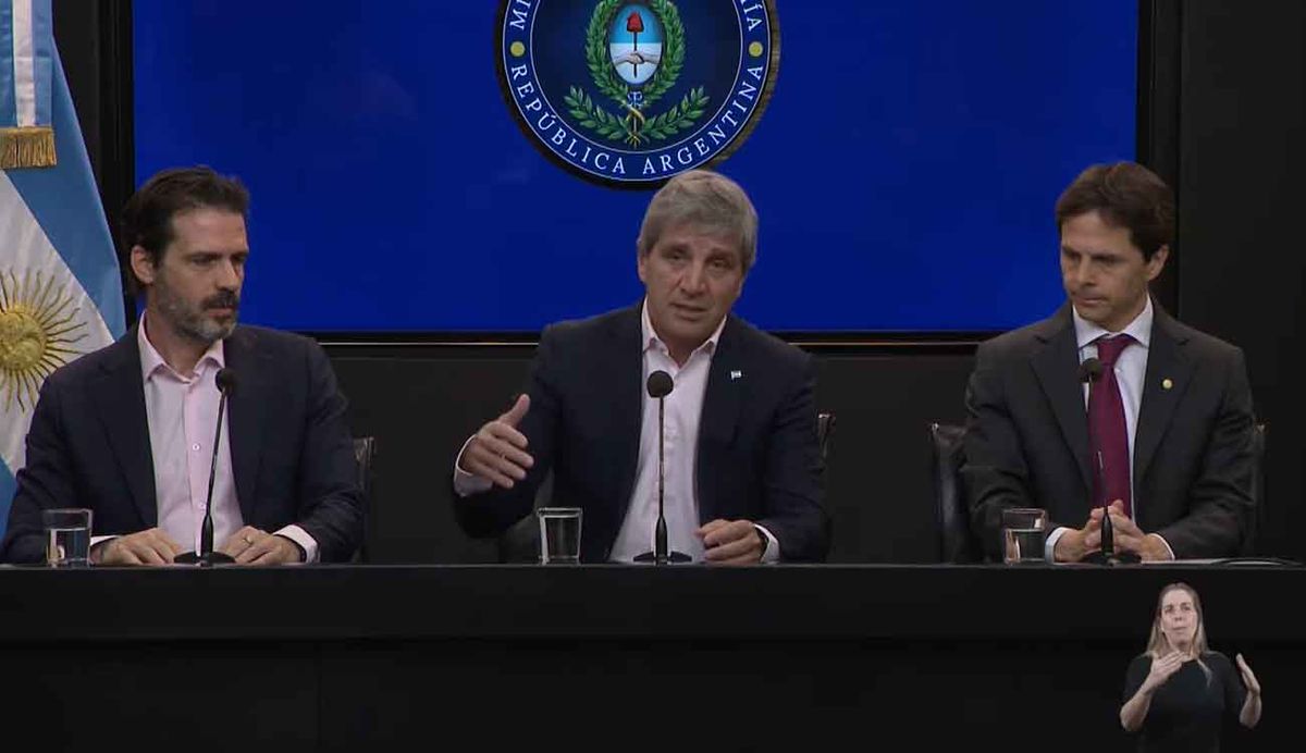 El ministro Luis Caputo durante los anuncios de nuevos créditos hipotecarios. (Foto: Captura de video)