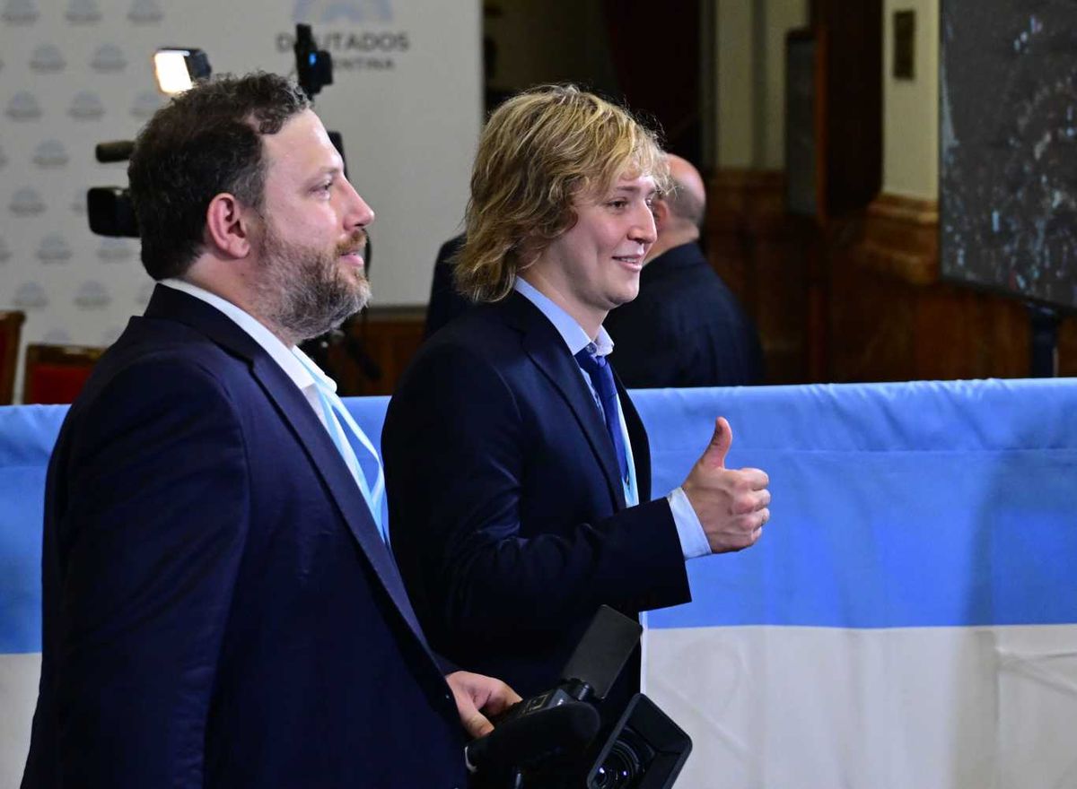 Iñaki, joven de confianza del presidente Milei, tuvo que restacar a su novia que protagonizó un choque contra un poste.