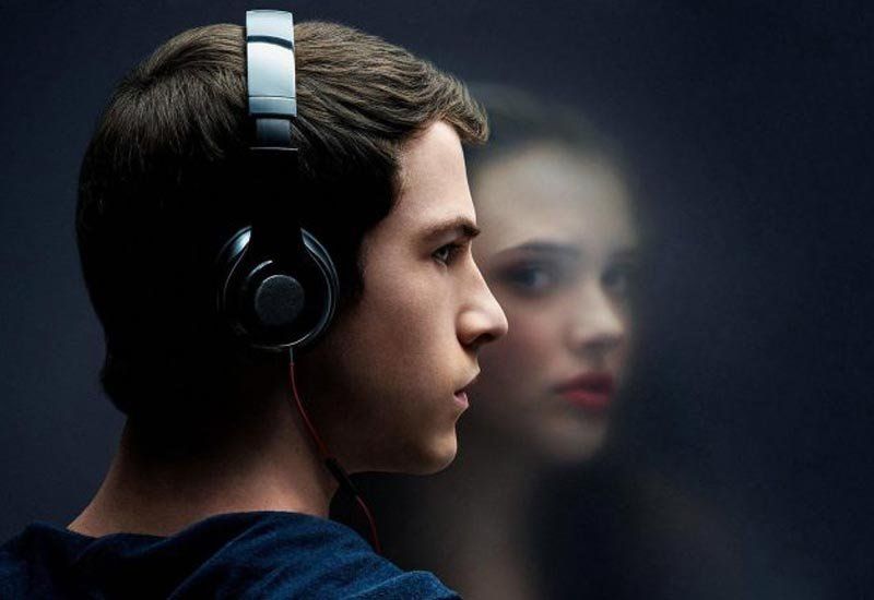 La serie trata el tema del suicidio adolescente.