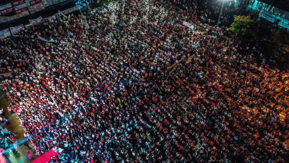 Simpatizantes colorados en el acto de cierre de campaña de Santi Peña.