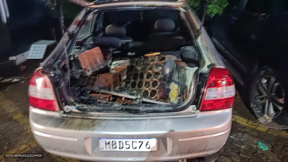 El auto del agresor lleno de explosivos. El auto del agresor lleno de explosivos.