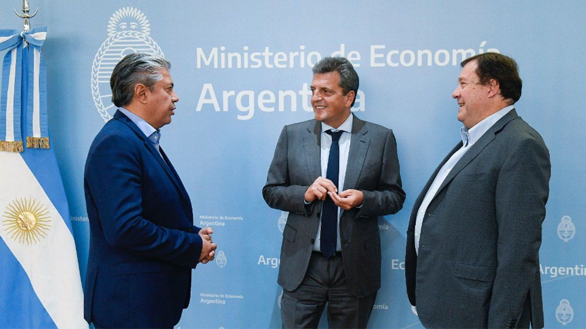 Alberto Weretilneck le organizó un acto a Sergio Massa en Cipolletti, y en el cual el gobernador electo de Neuquén, Rolando Figueroa daría el presente. Alberto Weretilneck le organizó un acto a Sergio Massa en Cipolletti, y en el cual el gobernador electo de Neuquén, Rolando Figueroa daría el presente.