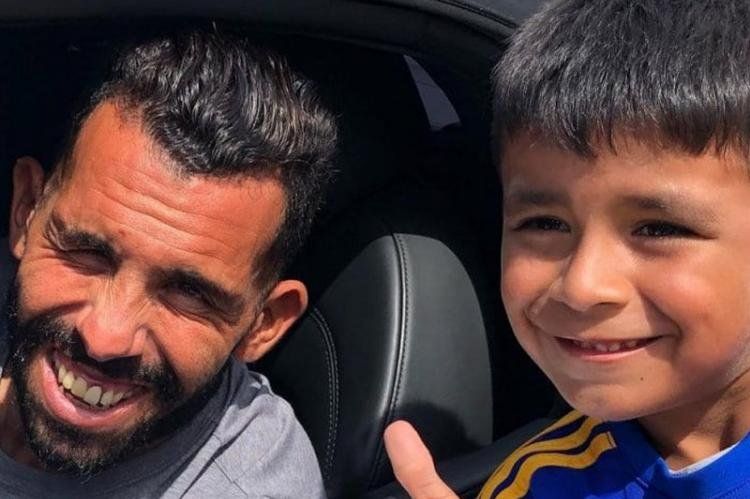 Carlos Tevez se retira de la práctica de Boca Juniors en el predio de Ezeiza tras sufrir un esguince de tobillo sin muestras de dolor. (Foto: TyC Sports)