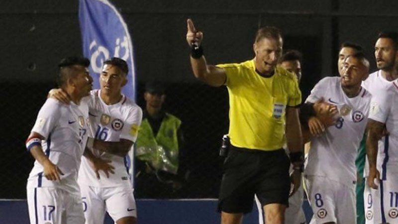 Gary Medel se arriesga a una dura sanción por insultar al árbitro argentino Néstor Pitana