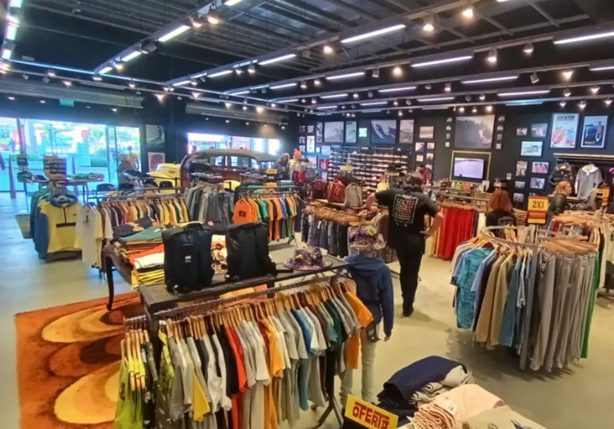 Un outlet lleno de descuentos y ropa de marca en Buenos Aires.