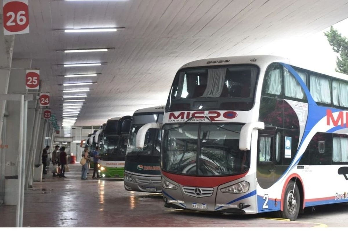 La crisis del transporte interurbano en la provincia de Santa Fe volvió a quedar expuesta durante una reunión entre empresarios del sector y la comisión de Transporte de la Cámara de Diputados provincial. La crisis del transporte interurbano en la provincia de Santa Fe volvió a quedar expuesta durante una reunión entre empresarios del sector y la comisión de Transporte de la Cámara de Diputados provincial.