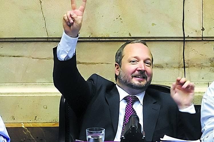 Sabbatella consiguió que le renueven la licencia a su banca.