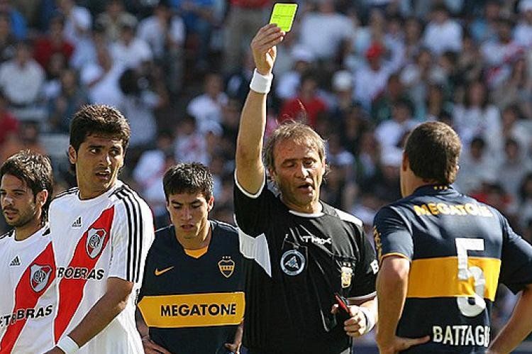 Héctor Baldassi: tarjeta amarilla para Sebastián Battaglia, quien acaba de anunciar su retiro del fútbol profesional.