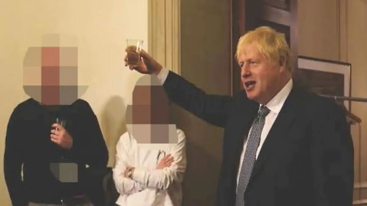 Boris Johnson en una fiesta en plena pandemia. Boris Johnson en una fiesta en plena pandemia.