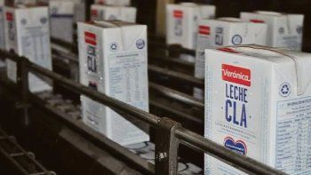 Lácteos Verónica presentó un plan de achique con 210 despidos, la suspensión de 200 trabajadores por dos meses, además de abonar sólo el 75% de cada salario. Lácteos Verónica presentó un plan de achique con 210 despidos, la suspensión de 200 trabajadores por dos meses, además de abonar sólo el 75% de cada salario.