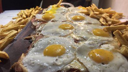 El asombroso bodegón donde una milanesa rinde para 4 personas