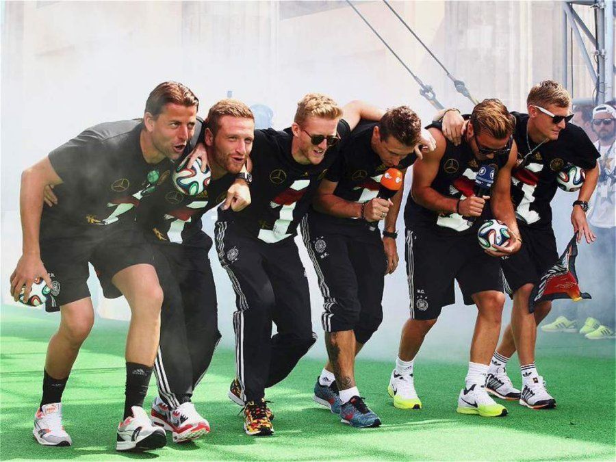 Los jugadores alemanes haciendo alusión a que los argentinos caminan como monos.