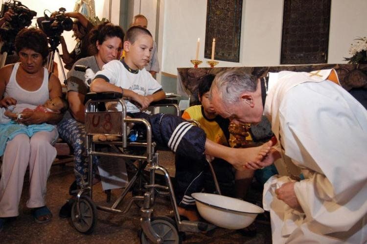 Recuerda el comunicado de la Sala de Prensa vaticana que la llamada Misa de la Cena del Señor se caracteriza por el anuncio del mandamiento del amor y por el gesto del lavado de los pies. En su ministerio como arzobispo de Buenos Aires, el cardenal (Jorg