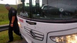 altText(Desconocidos atacaron a tiros el micro que trasladaba a hinchas de Unión de Santa Fe)}