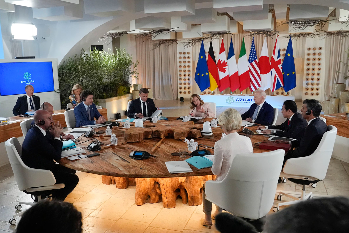 El G7 decidió otorgar un préstamo a Ucrania de 50.000 millones de dólares cuya garantía serán los intereses de los fondos rusos congelados. El G7 decidió otorgar un préstamo a Ucrania de 50.000 millones de dólares cuya garantía serán los intereses de los fondos rusos congelados.