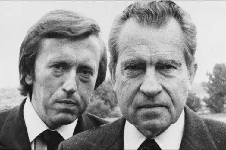 David Frost (izq.) ofreció un contrato por 4 entrevistas al ex presidente Nixon (der.), que éste cometió el error de subestimar ya que Frost era conocido, básicamente, por su desempeño en programas de humor político británico. Durante los encuentros, y es