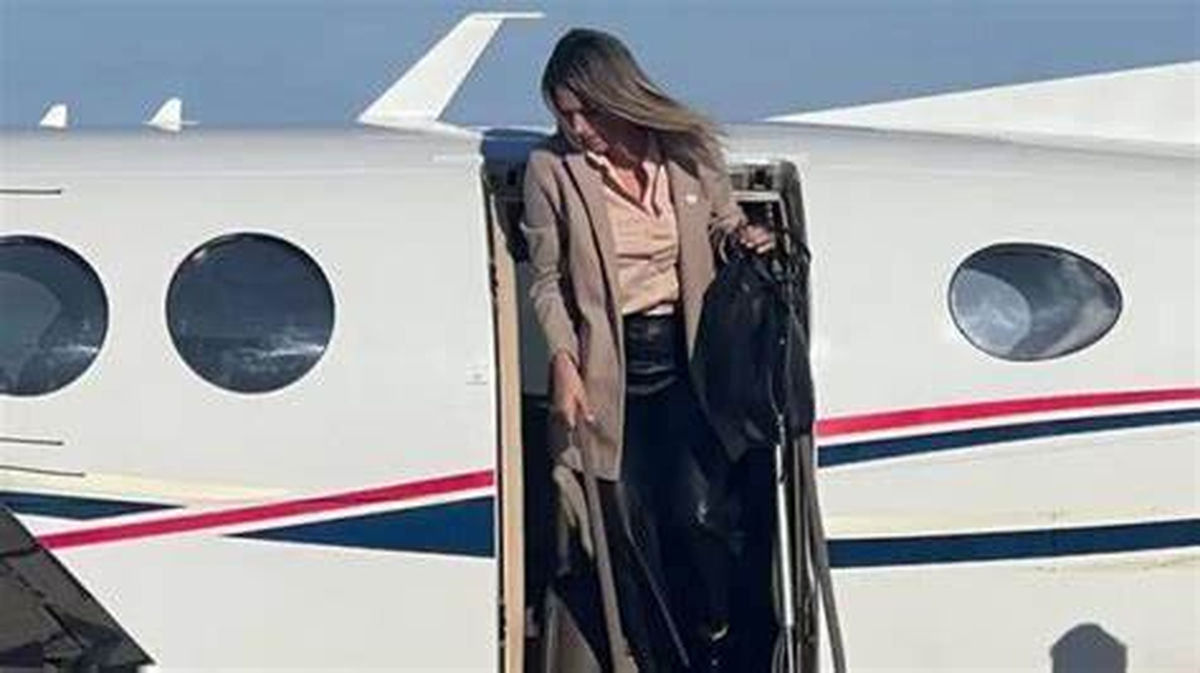 Carolina Losada junto al avión privado perteneciente a Mario Luis Bertolaccini López Carolina Losada junto al avión privado perteneciente a Mario Luis Bertolaccini López 