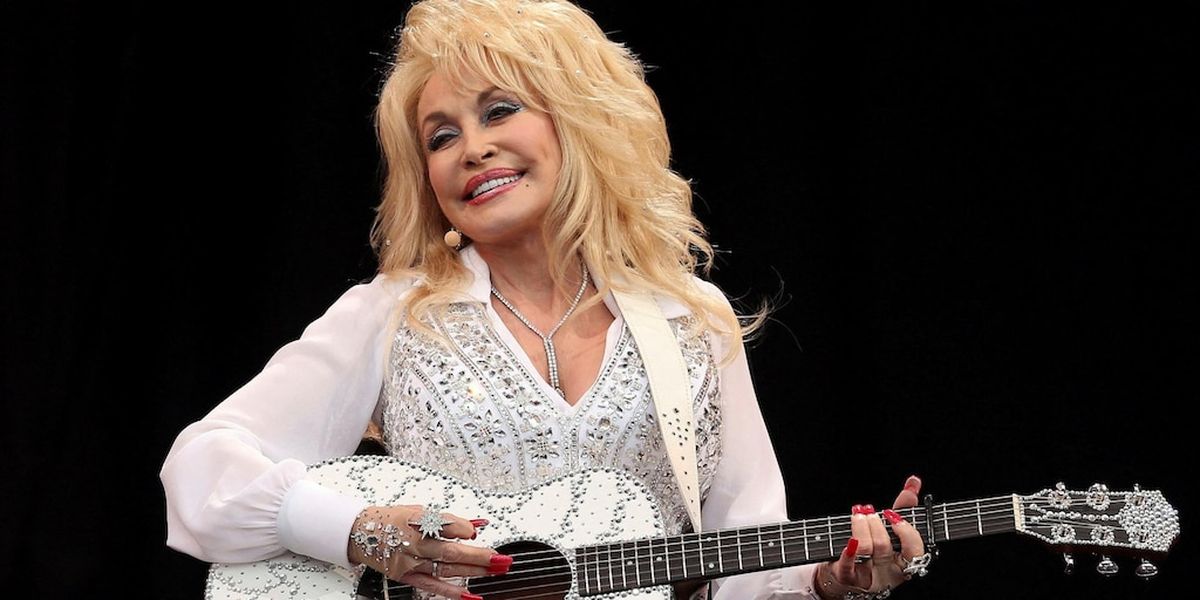 Dolly Parton, la icónica cantante country, falleció hoy.