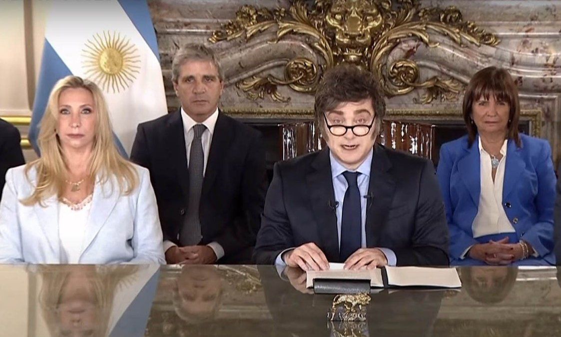 Polémica, debate y chicanas por la imagen de los hermanos Milei en la cadena nacional.