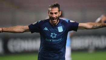 Pizzi acertó con los cambios, Racing ganó y se trepó a la punta