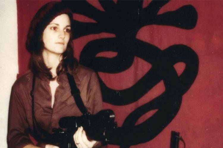 Patty Hearst, la nieta de William Randolph Hearst, se incorporó a las filas de la organización terrorista luego de pasar mas de dos meses cautiva por la misma.