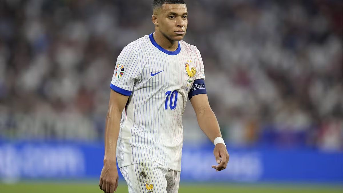 Kylian Mbappé habría renunciado a la Selección de Francia tras no ser convocado por el técnico Didier Deschamps para la disputa de la doble fecha de Eliminatorias. Kylian Mbappé habría renunciado a la Selección de Francia tras no ser convocado por el técnico Didier Deschamps para la disputa de la doble fecha de Eliminatorias.