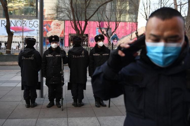 Además de la enfermedad, la guerra informativa y echarse culpas. /Foto:Greg Baker/AFP