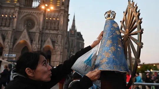 Cientos de miles de fieles acuden a Luján en busca de las respuestas que calla el Gobierno