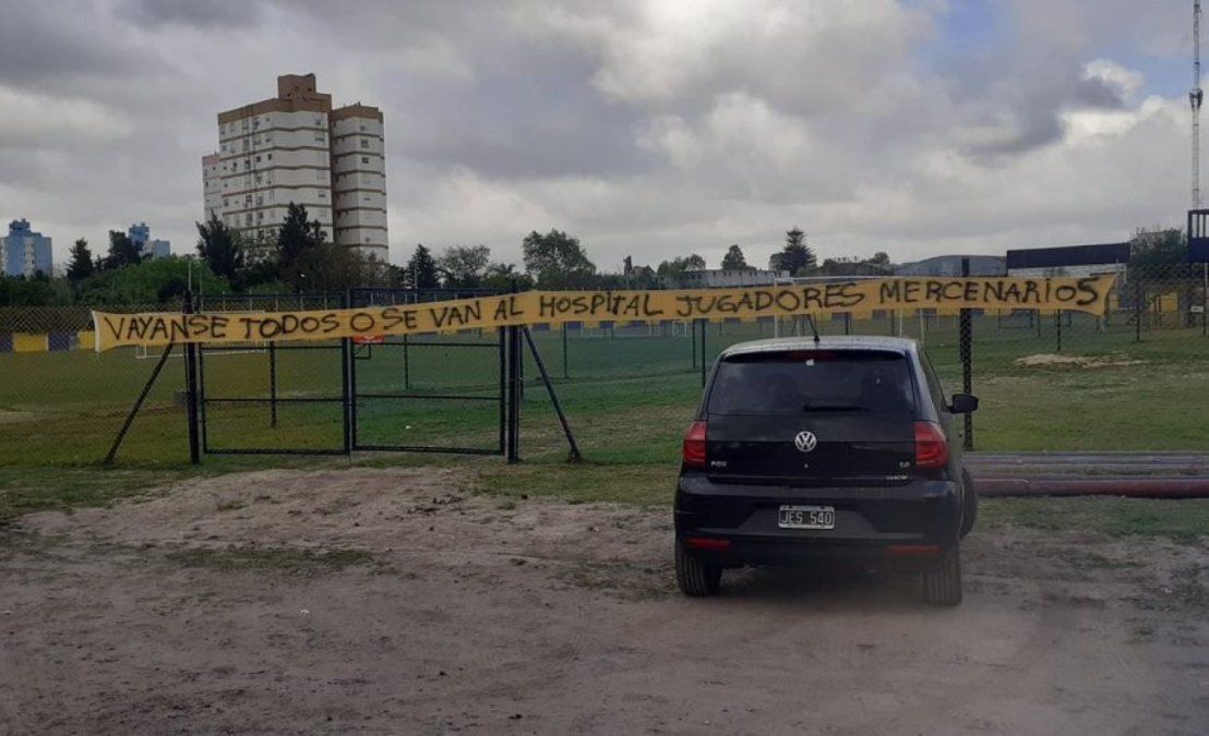 Luego de las declaraciones de Gissi apareció una bandera amenazando a los jugadores.