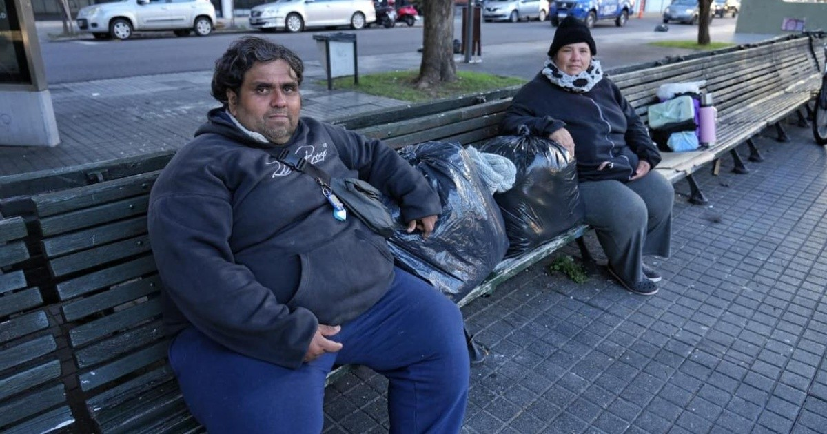 La familia que tuvo que estar viviendo un mes en una plaza por no poder afrontar los gastos básicos de vida: la cruda realidad que Javier Milei no ve. La familia que tuvo que estar viviendo un mes en una plaza por no poder afrontar los gastos básicos de vida: la cruda realidad que Javier Milei no ve. 