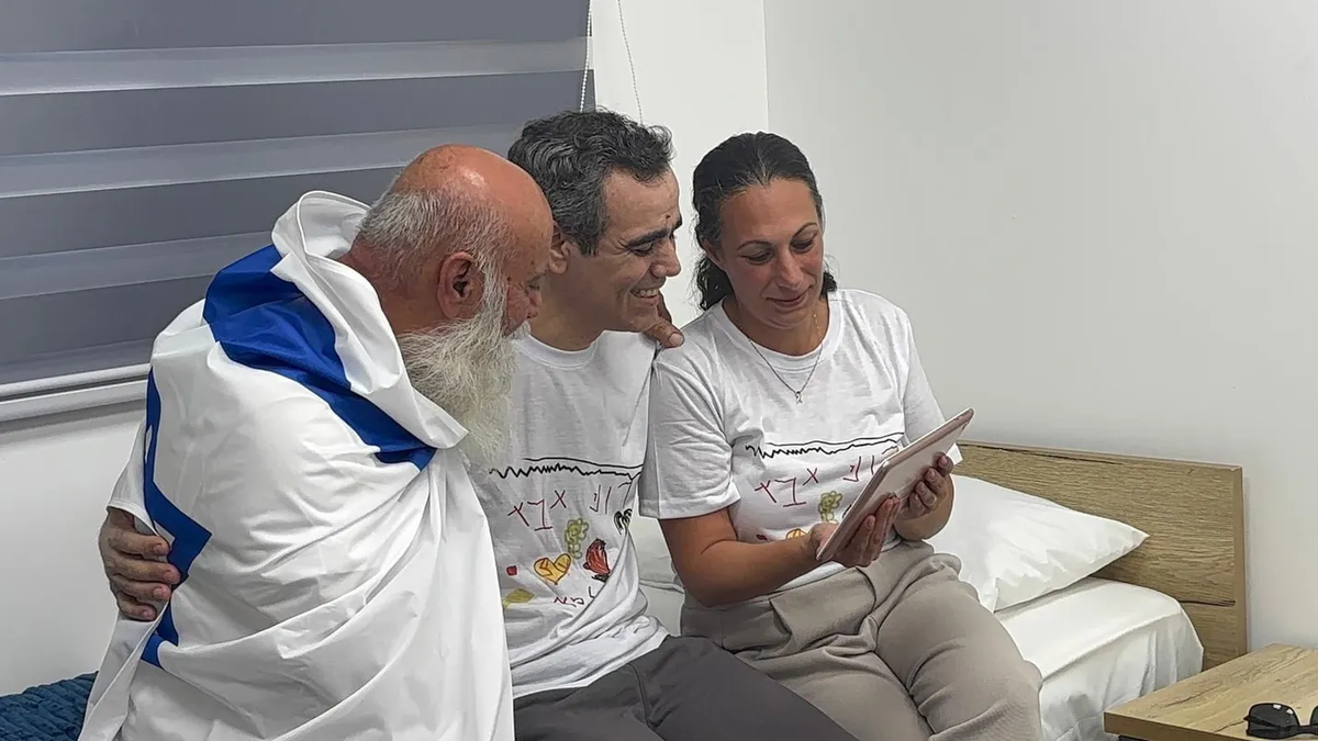 El rehén liberado Omri Miran se reúne con su familia en la base de las Fuerzas de Defensa de Israel (FDI) en Reim tras regresar del cautiverio de Hamás en Gaza, el lunes 13/10/2025. El rehén liberado Omri Miran se reúne con su familia en la base de las Fuerzas de Defensa de Israel (FDI) en Reim tras regresar del cautiverio de Hamás en Gaza, el lunes 13/10/2025.