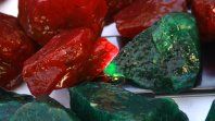 Losrubíes son rojos y las esmeraldas verdes están compuestas por un mismo elementoquímico: el cromo.