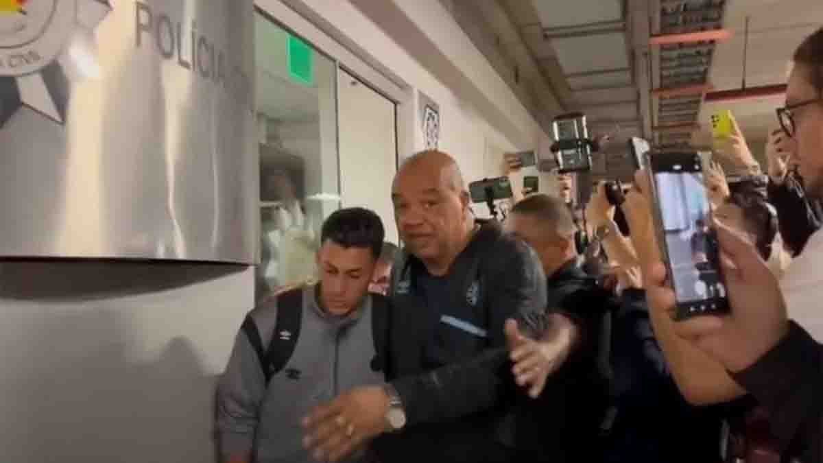 CristiánPavón, ex jugador de Boca, fue detenido por golpear a un policía y escupir a unárbitro tras la eliminación de Gremio de la Copa de Brasil.