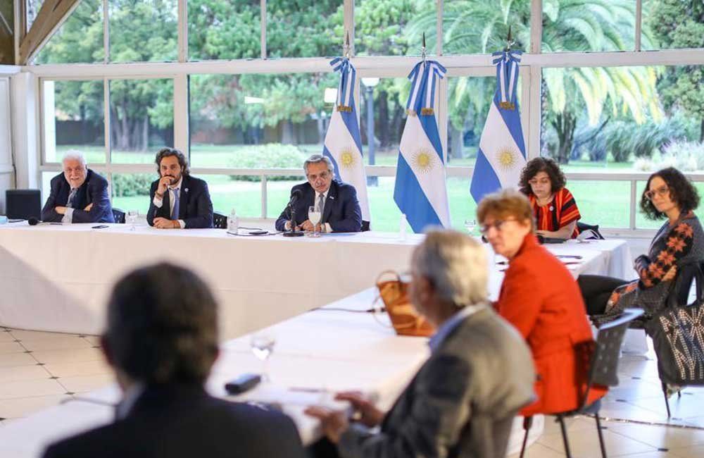 Alberto F. reunido con su equipo para resolver cómo sigue la cuarentena.
