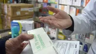 La longevidad hizo ganar mucho dinero a la industria farmacéutica aunque en los años anteriores la pérdida del poder adquisitivo de la población redujera la venta de medicamentos. (Imagen creada por la IA de Grok) La longevidad hizo ganar mucho dinero a la industria farmacéutica aunque en los años anteriores la pérdida del poder adquisitivo de la población redujera la venta de medicamentos. (Imagen creada por la IA de Grok)