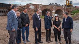 GabrielKatopodis y el intendente de Bahía Blanca, Federico Susbielles, presenciaron lademolición del Puente Don Bosco.